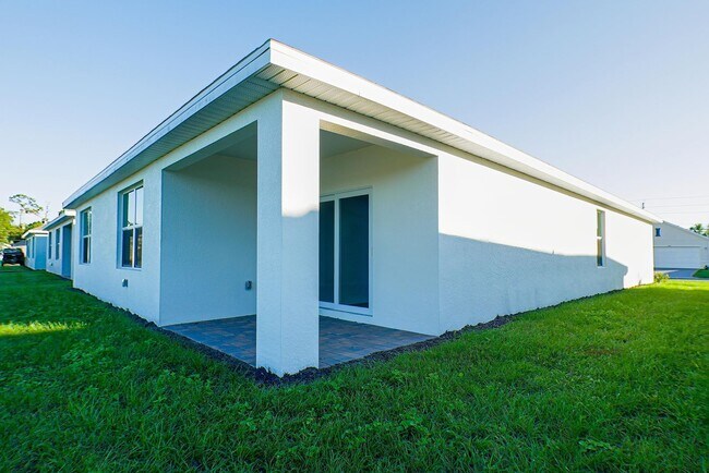 Building Photo - New Construction 4 beds 2 baths with lake view in Fort Myers