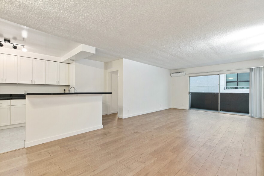 Primary Photo - 642 N West Knoll Dr. Apartments