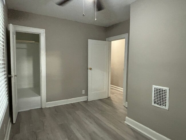 Building Photo - 3-Bed, 1-Bath Home – Fenced Yard, Off-Street Parking, Spacious Kitchen & In-Unit Laundry