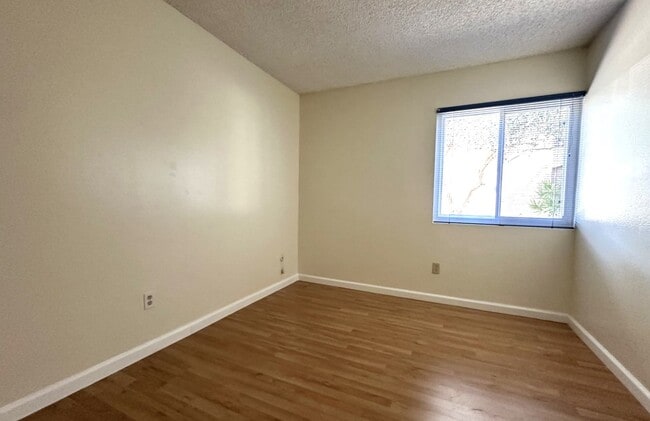 Building Photo - Mission Valley 3 BR 2 BA Condo w/ Parking and A/C