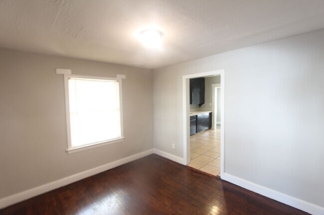 Building Photo - New On The Market with Fresh Updates!! Bet...