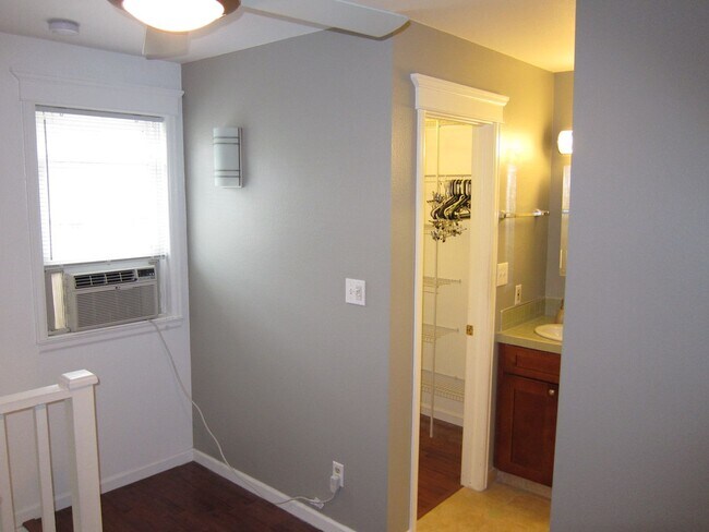 Building Photo - Lofted one bedroom condo, close to everything!
