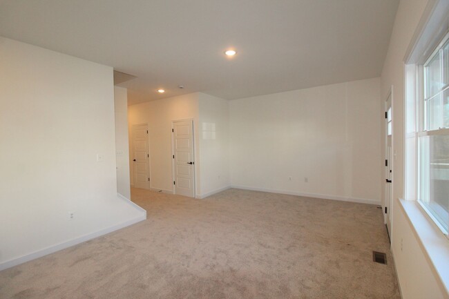 Building Photo - Newer Construction End Unit Townhome Near ...