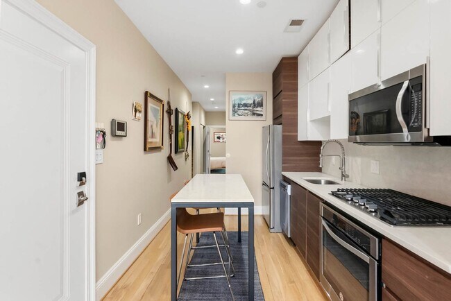 Building Photo - Mt Vernon Square Penthouse Condo