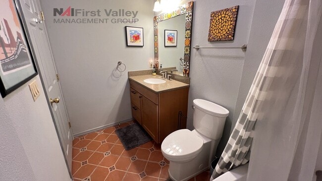 Building Photo - 2 Bedrooms, 2 Baths and a Single Car Garage