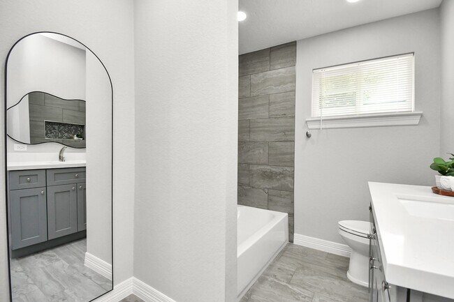 Building Photo - 9726 Springmont Dr