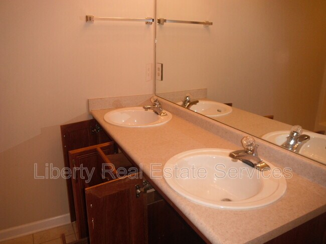 Building Photo - 306 N Main St