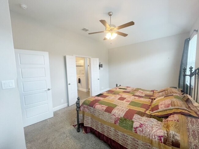 Building Photo - This stunning, 4BED/2BATH, well maintained...