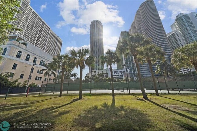 Building Photo - 1750 N Bayshore Dr