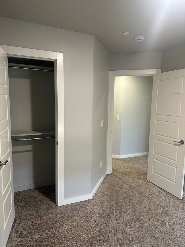 Building Photo - 3 Bedroom Townhome with ALL APPLIANCES at a great price!!