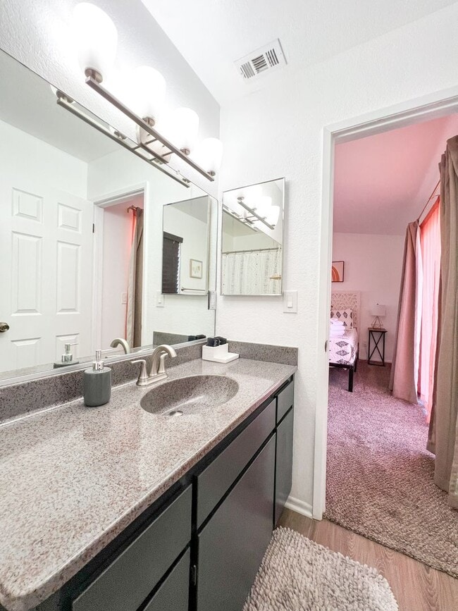 Building Photo - Fully Furnished 4 Bedroom in Sunmore Estat...