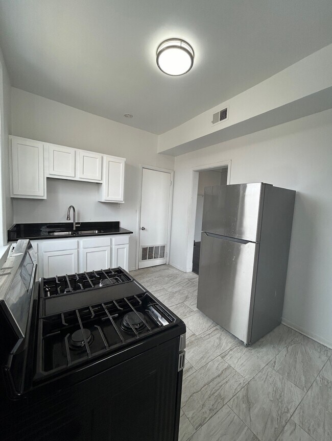 Building Photo - 704 W Garfield Blvd