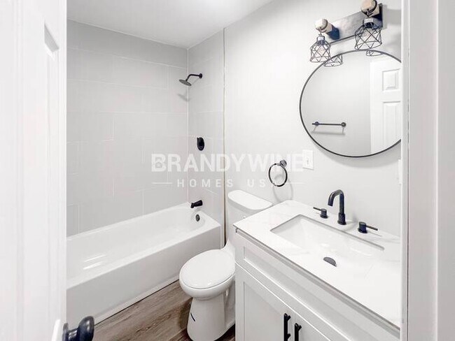 Building Photo - 324 Laurel Ln