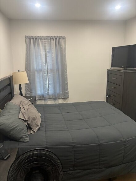 Building Photo - 42 Outwater Ln