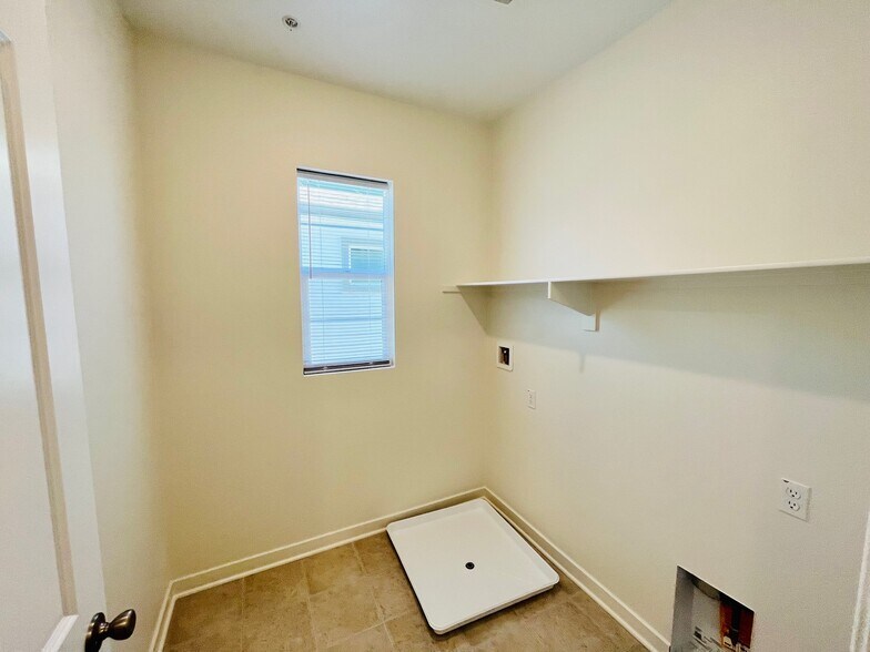 Building Photo - 27019 Evening Sky Plz