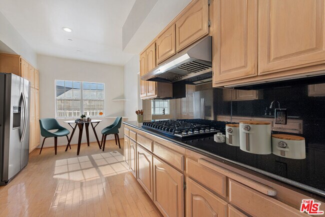 Building Photo - 2025 S Beverly Glen Blvd