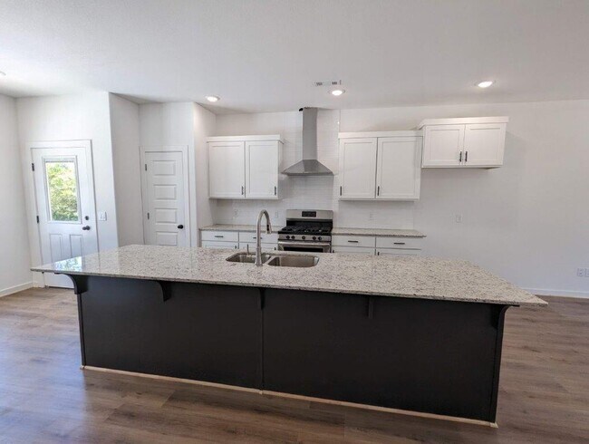 Building Photo - 754 N Crater Ave
