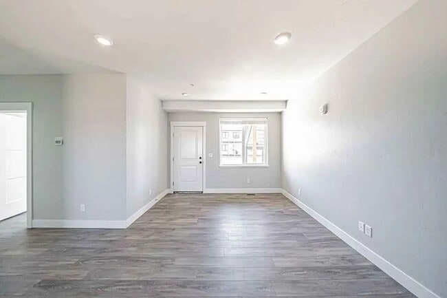 Building Photo - 676 Carlow Dr