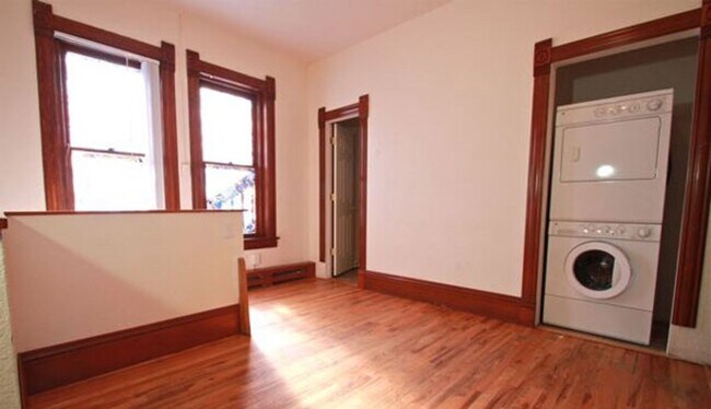Building Photo - 2110 Grove Cir W