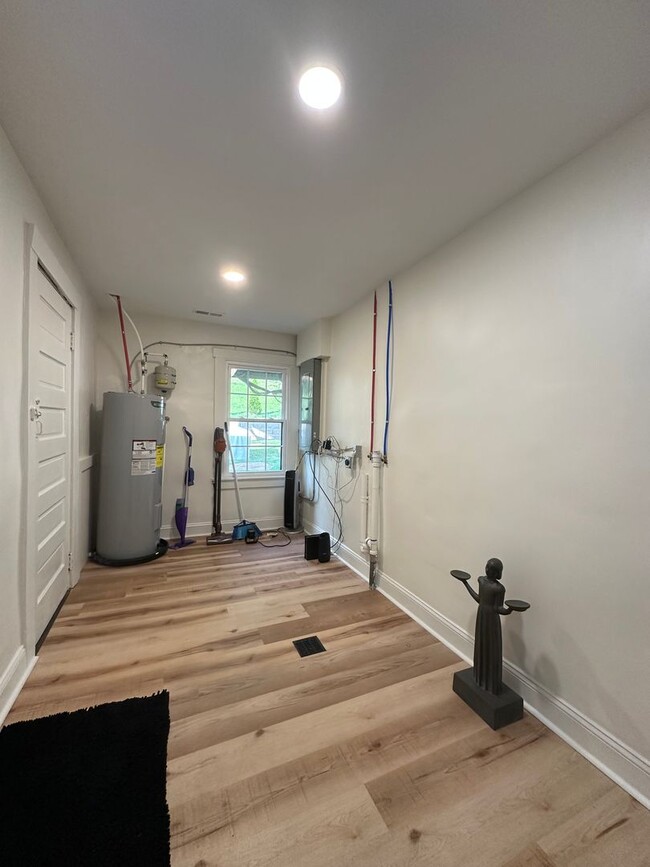 Building Photo - 3 bedroom, 2 bath, furnished Kingsport, TN