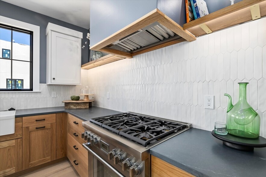 Building Photo - 614 N Avenue H Ave