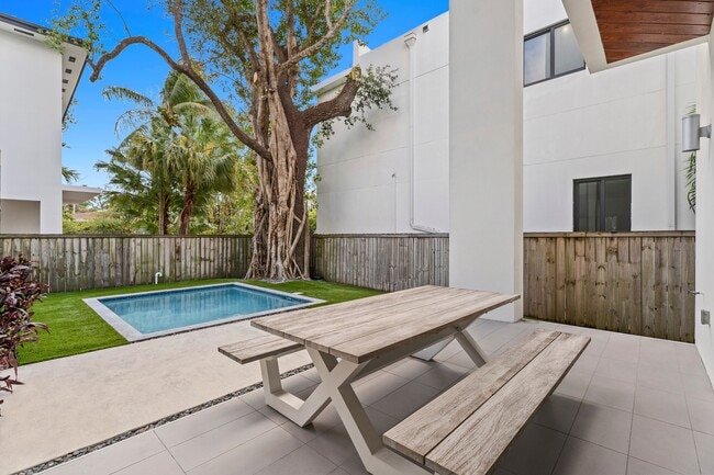 Building Photo - 3276 Day Ave