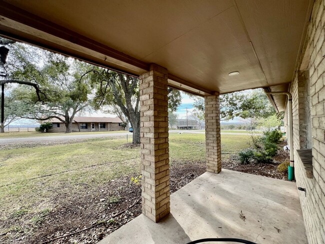 Building Photo - Cute Country Charmer!
