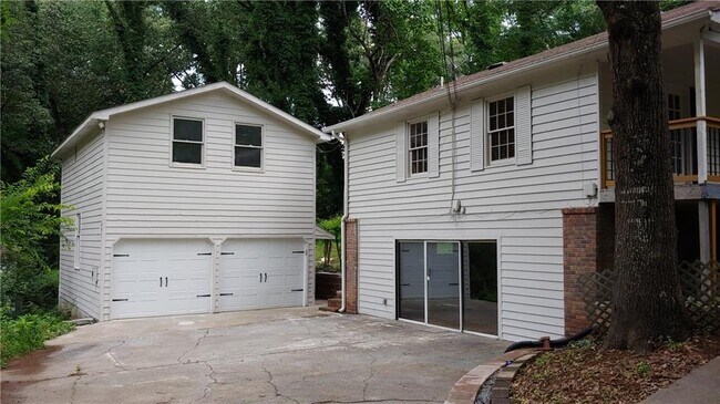 Building Photo - 316 Creekbend Dr