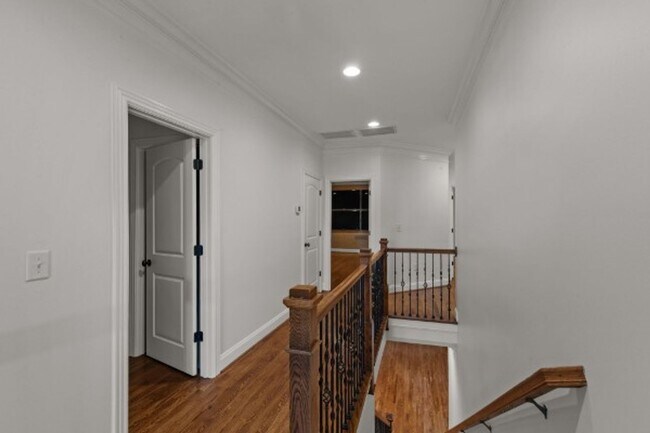 Building Photo - Impeccable Green Hills Home