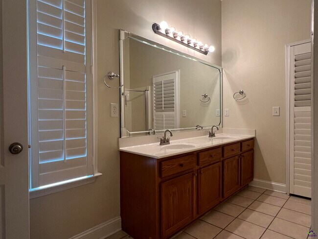 Building Photo - 644 Ivy Brook Way