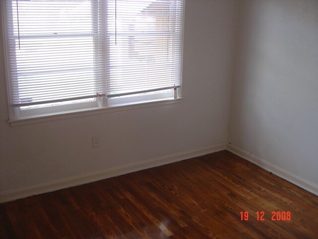 Building Photo - 154 E 44th St