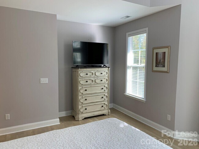 Building Photo - 9033 Rosalyn Glen Rd