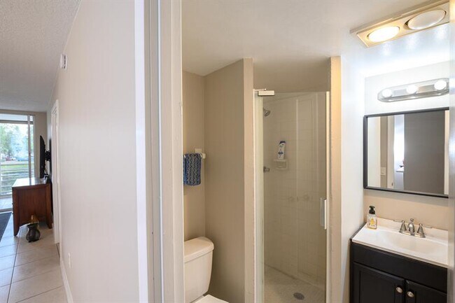 Building Photo - 9410 Poinciana Pl