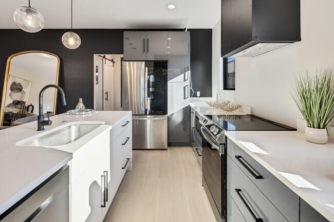 Building Photo - 400 E Pontotoc Ave