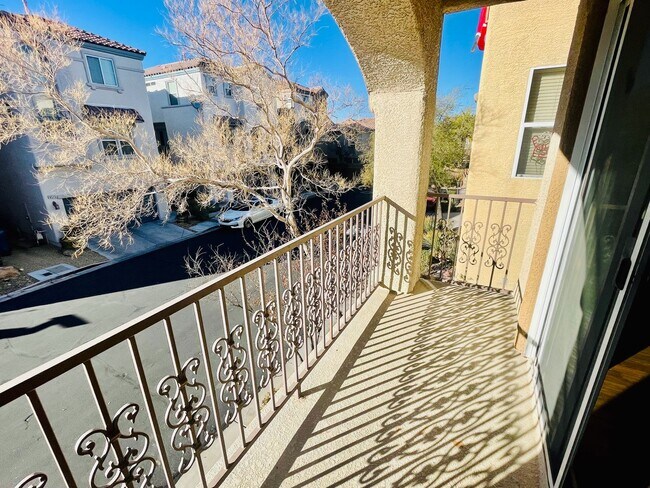 Building Photo - Open Design Plan 3 Bd + Office, 3 bth, New Floors, New paint!