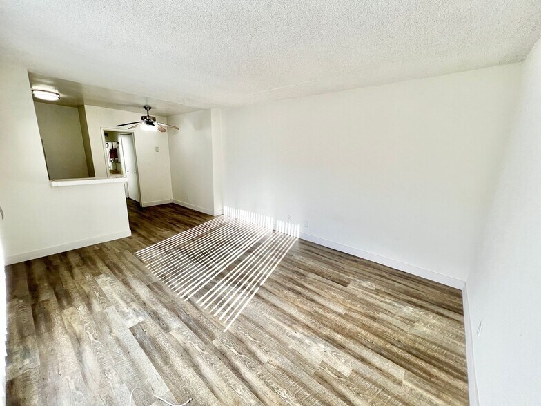 Building Photo - 3359 Mentone Ave