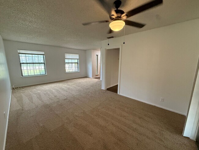 Building Photo - 3 Bedroom/2.5 Bath Silver Creek Subdivision