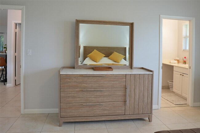 Building Photo - 821 SW 13th Ct