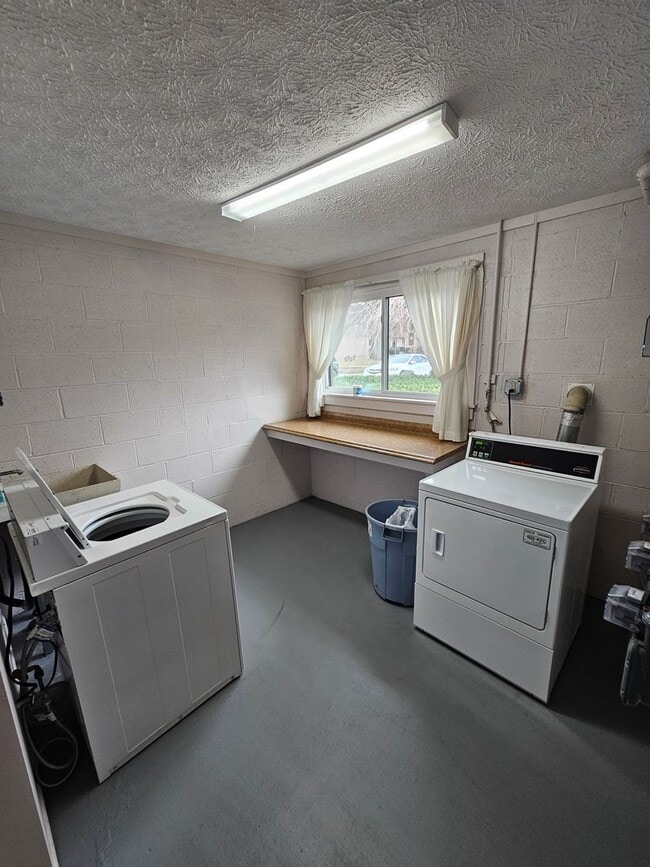 Building Photo - Beautiful 2 Bedroom Juniper Hills Condo For Rent