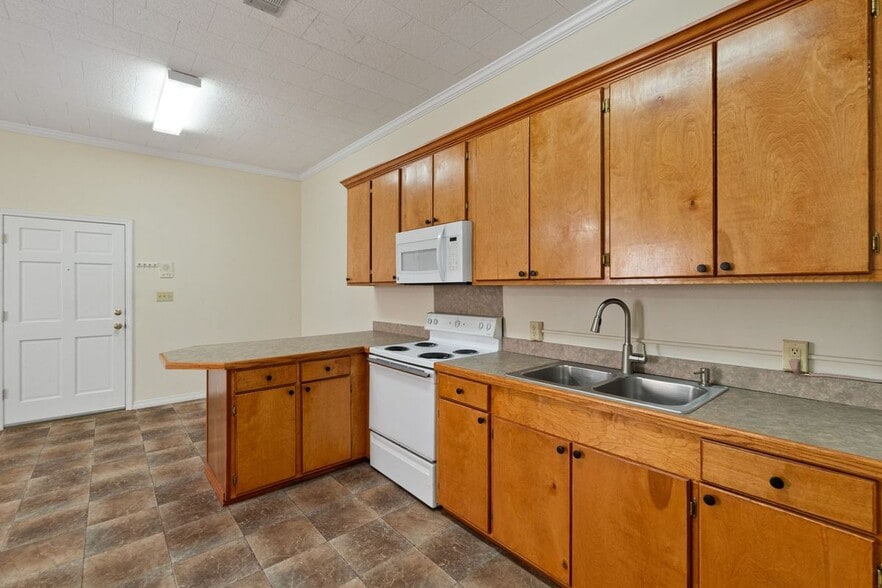 Building Photo - 2 W Lakeview Dr