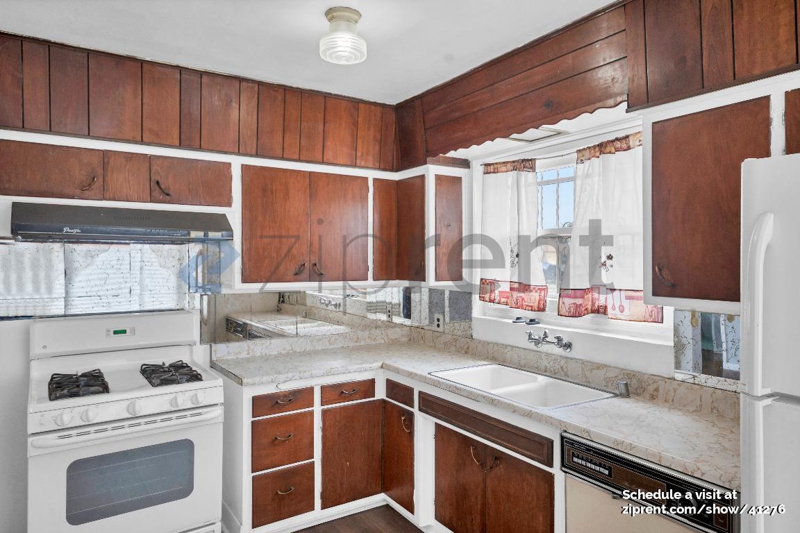 Building Photo - 1054 E 150th St