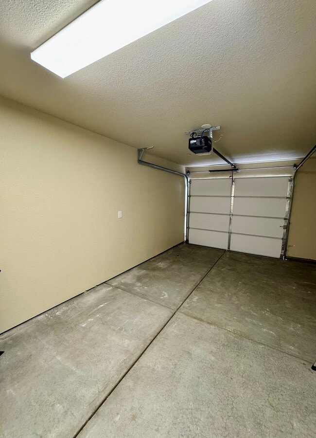 Building Photo - Stunning New Build 3-Bedroom, 2.5-Bath Triplex Apartment for Rent