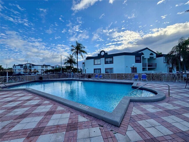 Building Photo - 9731 Fontainebleau Blvd