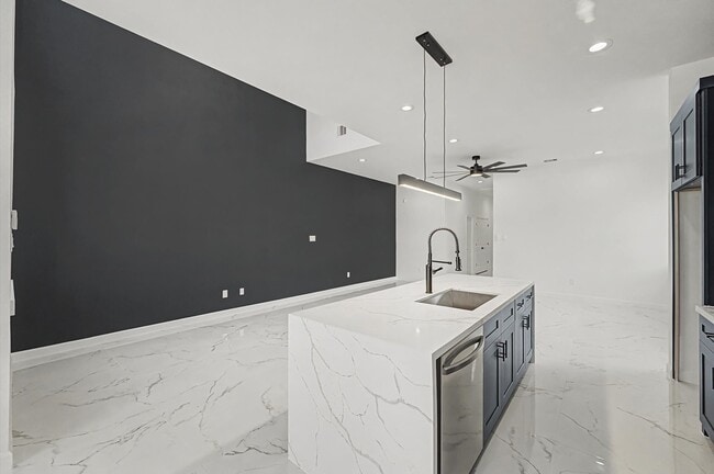 Building Photo - 5034 Pershing St