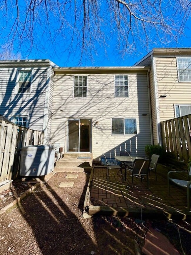 Building Photo - Spacious and bright 3BR/2.5BA townhouse with enclosed back patio
