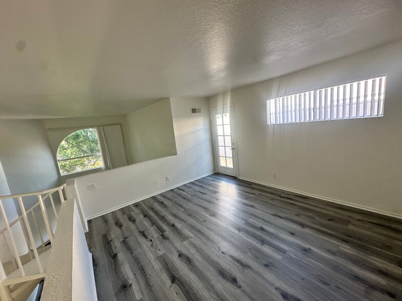 Building Photo - 15009 Moorpark St