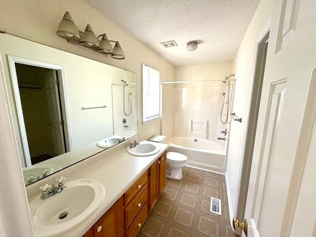 Building Photo - 1033 Holly Point Dr