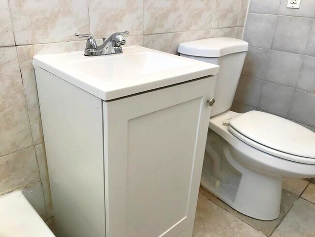 Building Photo - Ground Floor 2 Bedroom Just steps to Wynwood