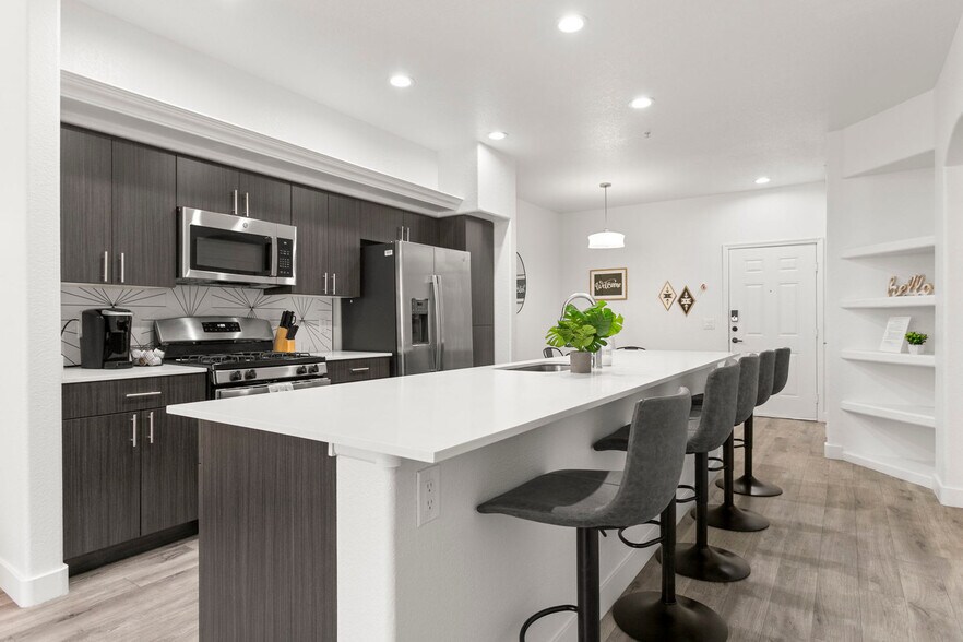 Building Photo - 9450 W Cabela Dr