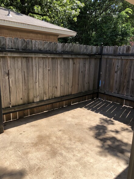 private patio - 218 N Taylor St